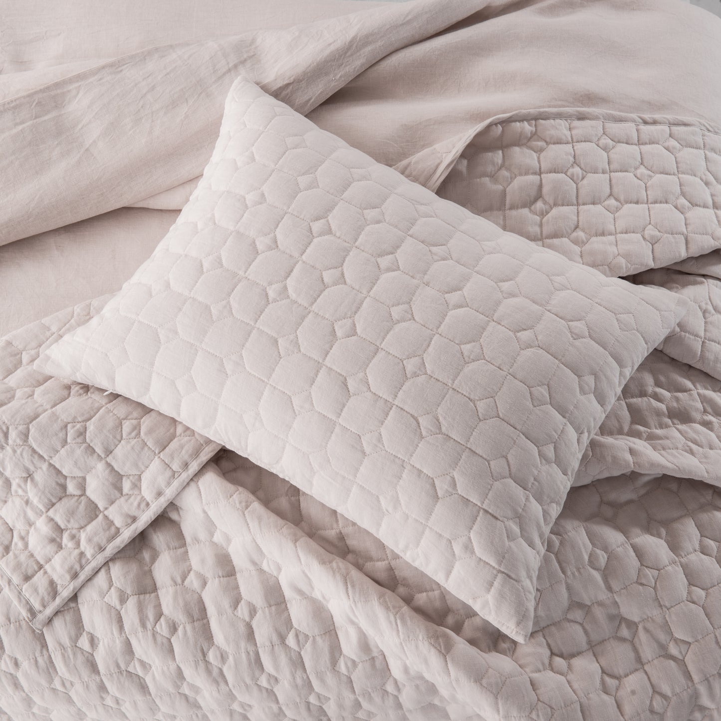 Hampton Quilt, Luxury Quilt, Quilted Bedding, Coastal Quilt, Elegant Quilt, Soft Quilt, Queen Quilt, King Quilt, Lightweight Quilt, Comfortable Quilt, Bedroom Essentials, Stylish Quilt,