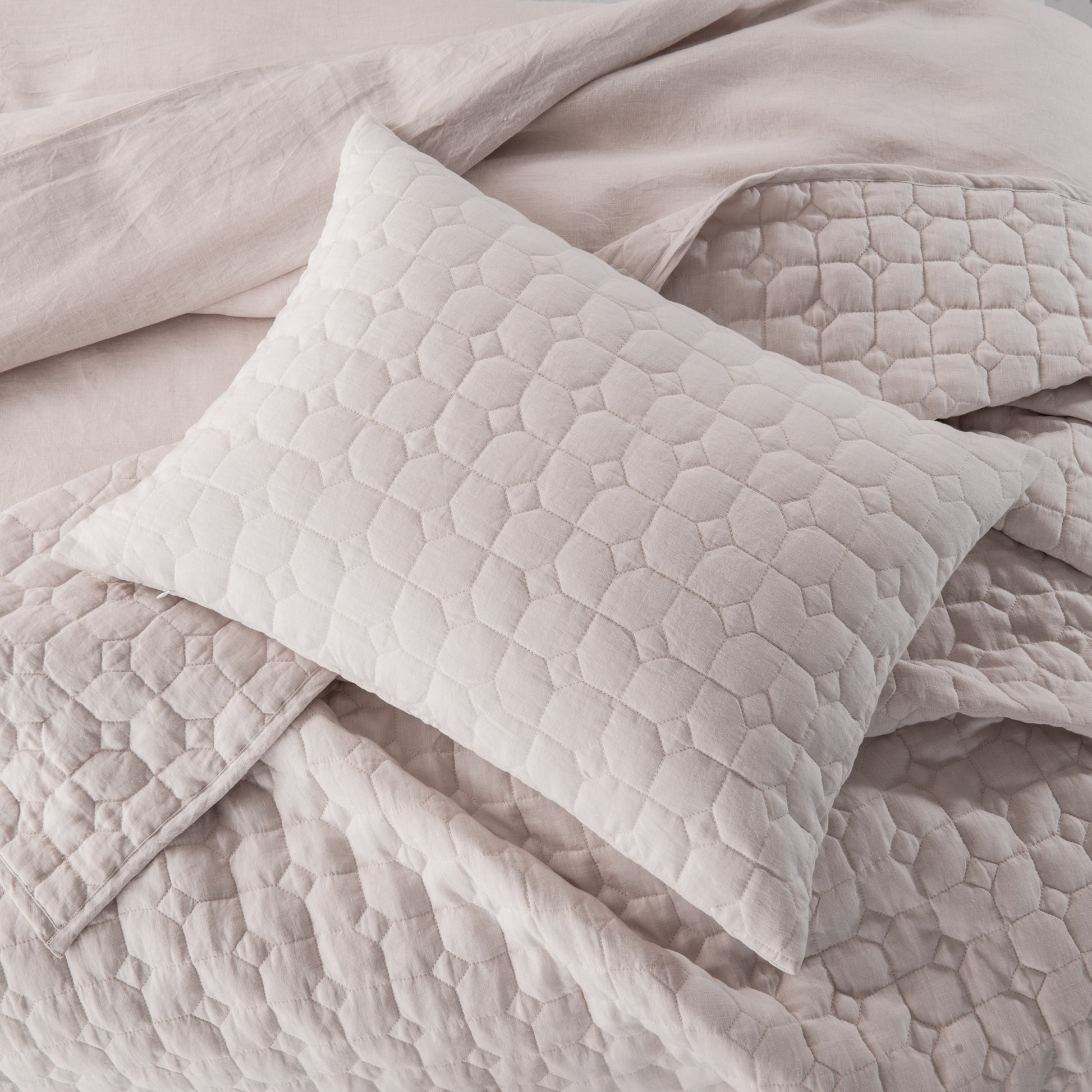 Hampton Quilt, Luxury Quilt, Quilted Bedding, Coastal Quilt, Elegant Quilt, Soft Quilt, Queen Quilt, King Quilt, Lightweight Quilt, Comfortable Quilt, Bedroom Essentials, Stylish Quilt,