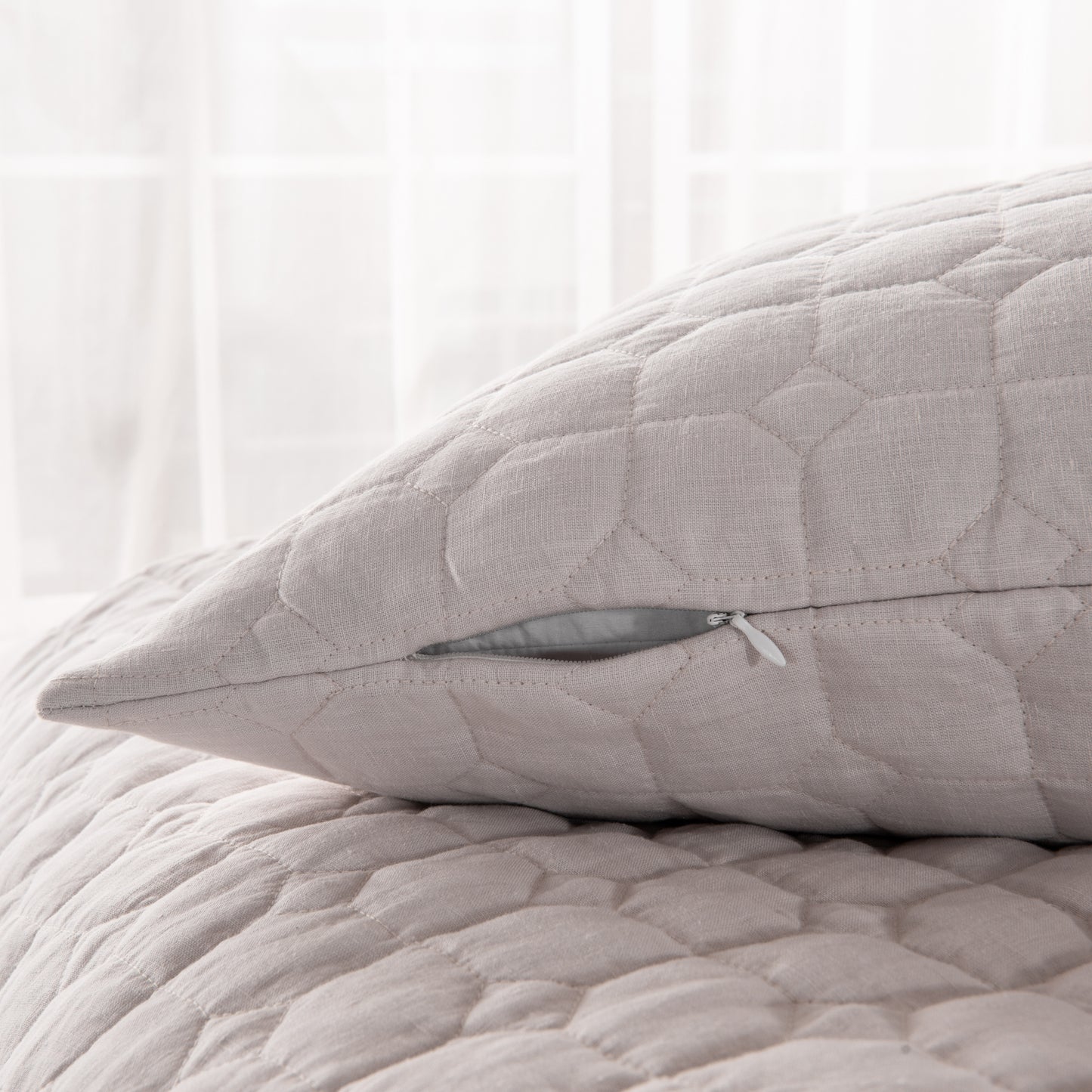 Hampton Quilt, Luxury Quilt, Quilted Bedding, Coastal Quilt, Elegant Quilt, Soft Quilt, Queen Quilt, King Quilt, Lightweight Quilt, Comfortable Quilt, Bedroom Essentials, Stylish Quilt,