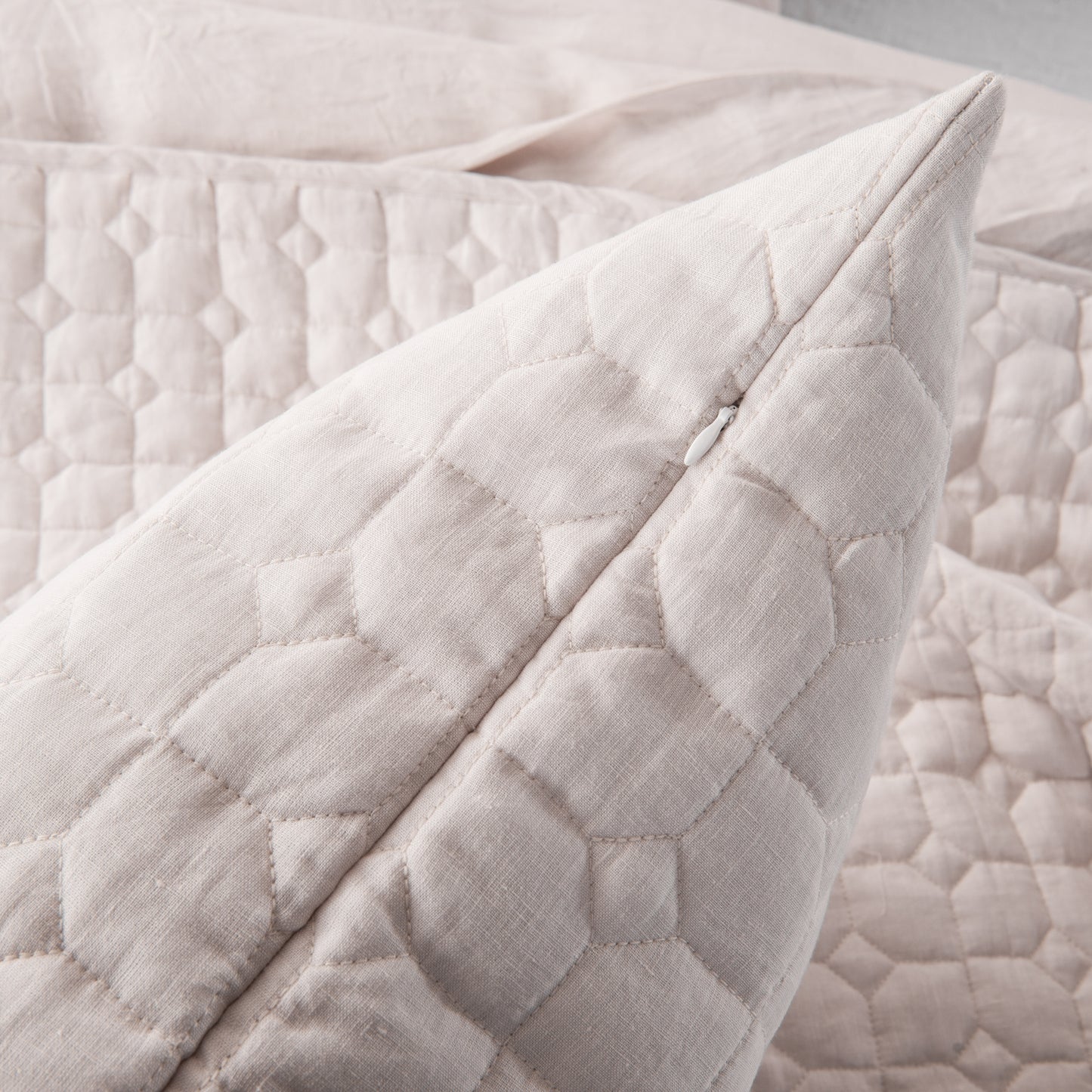 Hampton Quilt, Luxury Quilt, Quilted Bedding, Coastal Quilt, Elegant Quilt, Soft Quilt, Queen Quilt, King Quilt, Lightweight Quilt, Comfortable Quilt, Bedroom Essentials, Stylish Quilt,