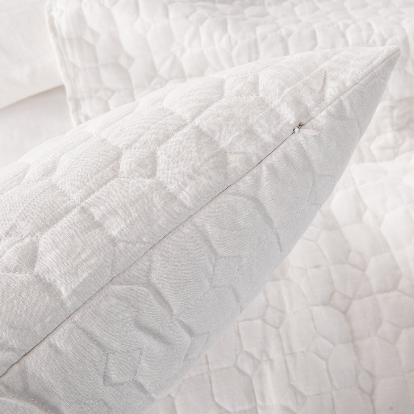 Hampton Quilt, Luxury Quilt, Quilted Bedding, Coastal Quilt, Elegant Quilt, Soft Quilt, Queen Quilt, King Quilt, Lightweight Quilt, Comfortable Quilt, Bedroom Essentials, Stylish Quilt,