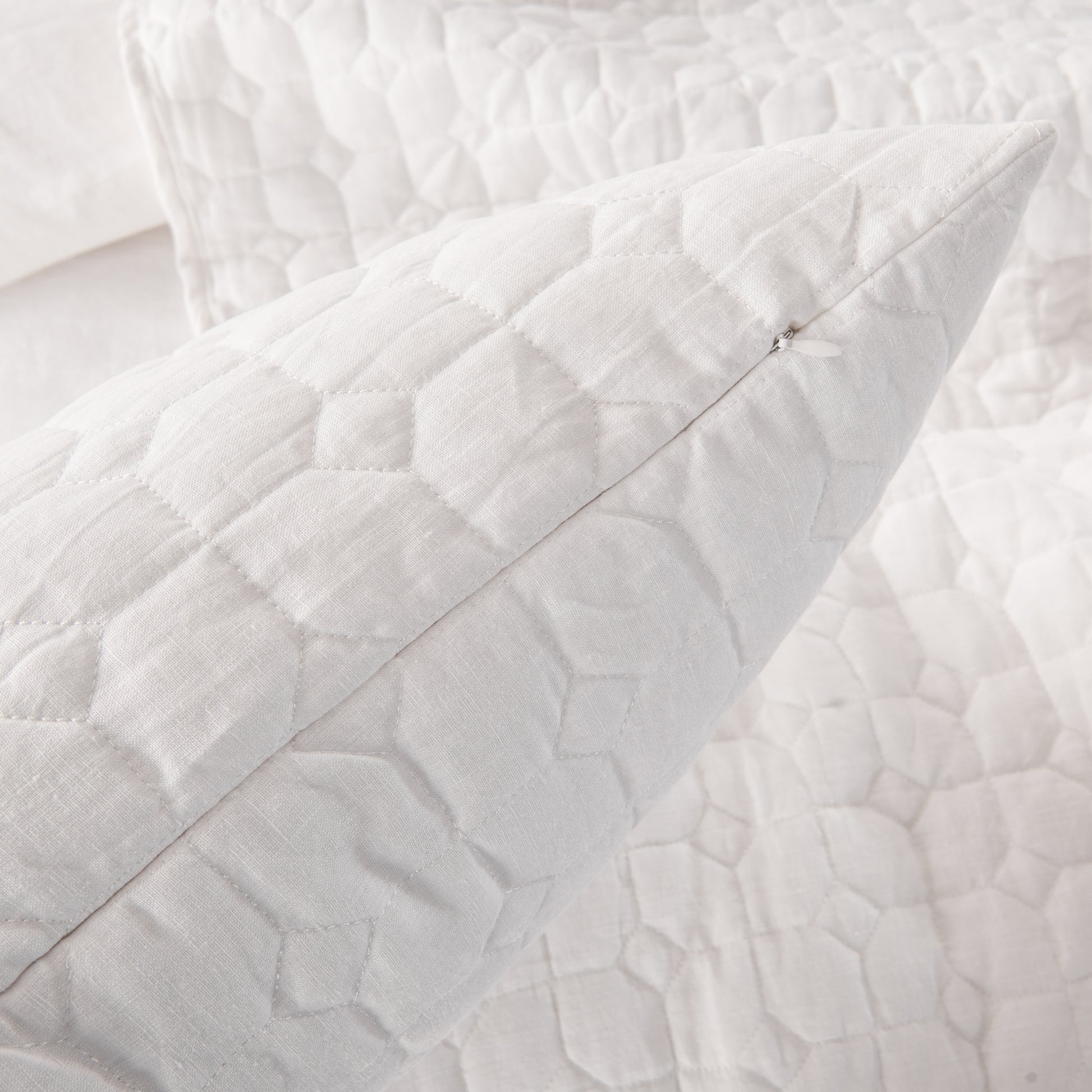 Hampton Quilt, Luxury Quilt, Quilted Bedding, Coastal Quilt, Elegant Quilt, Soft Quilt, Queen Quilt, King Quilt, Lightweight Quilt, Comfortable Quilt, Bedroom Essentials, Stylish Quilt,