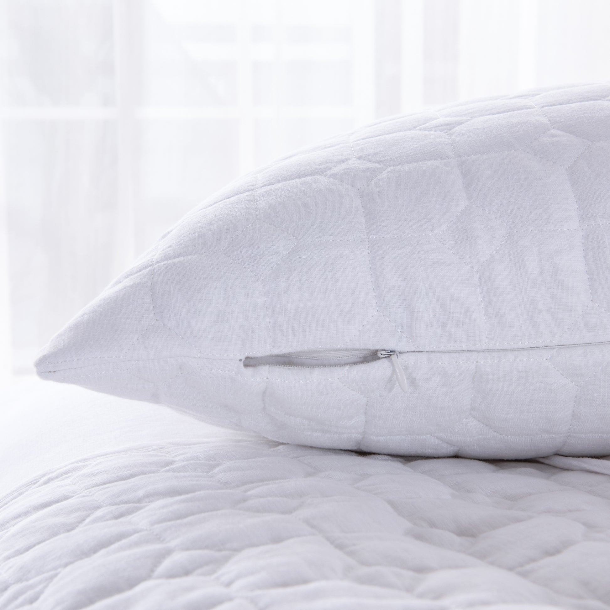 Hampton Quilt, Luxury Quilt, Quilted Bedding, Coastal Quilt, Elegant Quilt, Soft Quilt, Queen Quilt, King Quilt, Lightweight Quilt, Comfortable Quilt, Bedroom Essentials, Stylish Quilt,