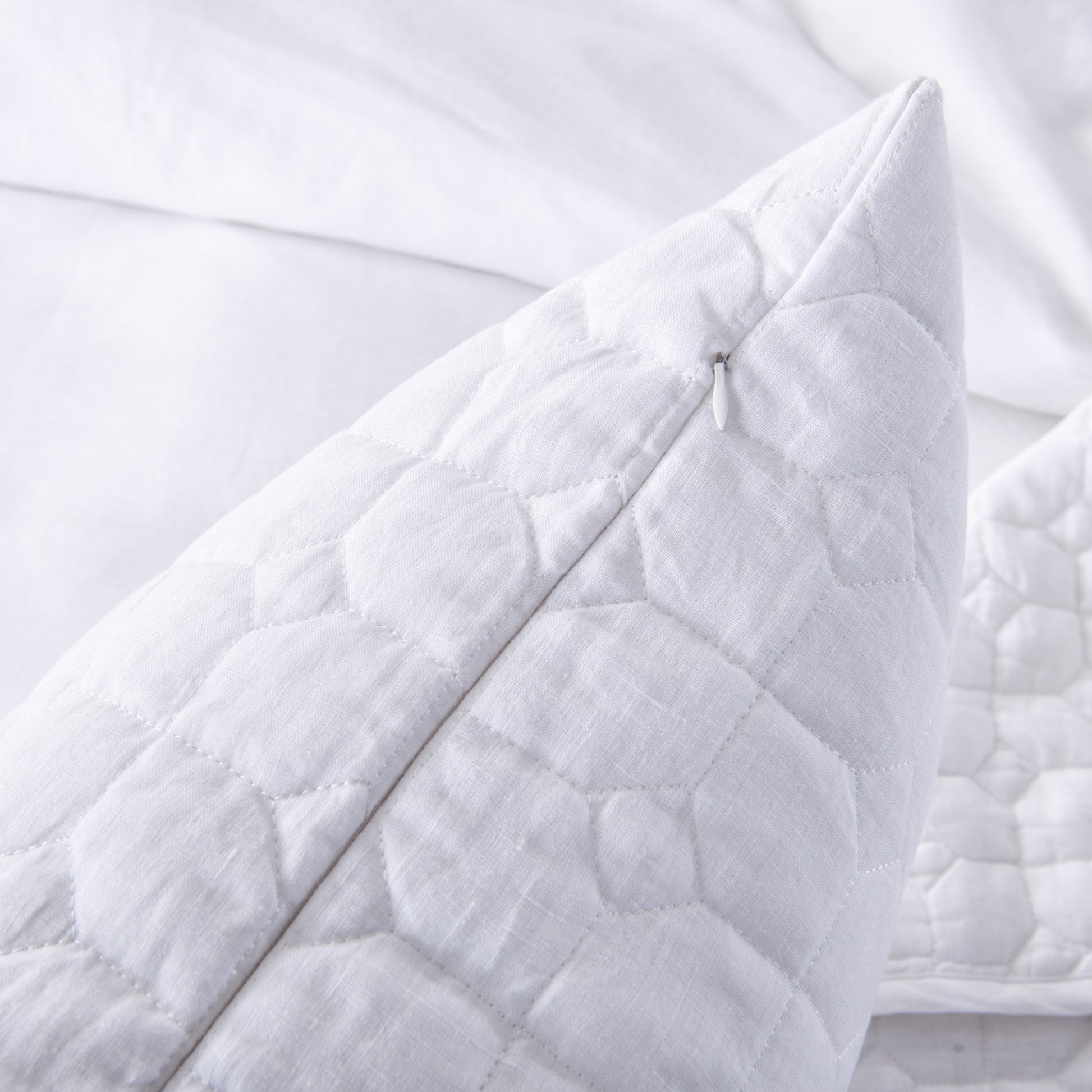 Hampton Quilt, Luxury Quilt, Quilted Bedding, Coastal Quilt, Elegant Quilt, Soft Quilt, Queen Quilt, King Quilt, Lightweight Quilt, Comfortable Quilt, Bedroom Essentials, Stylish Quilt,