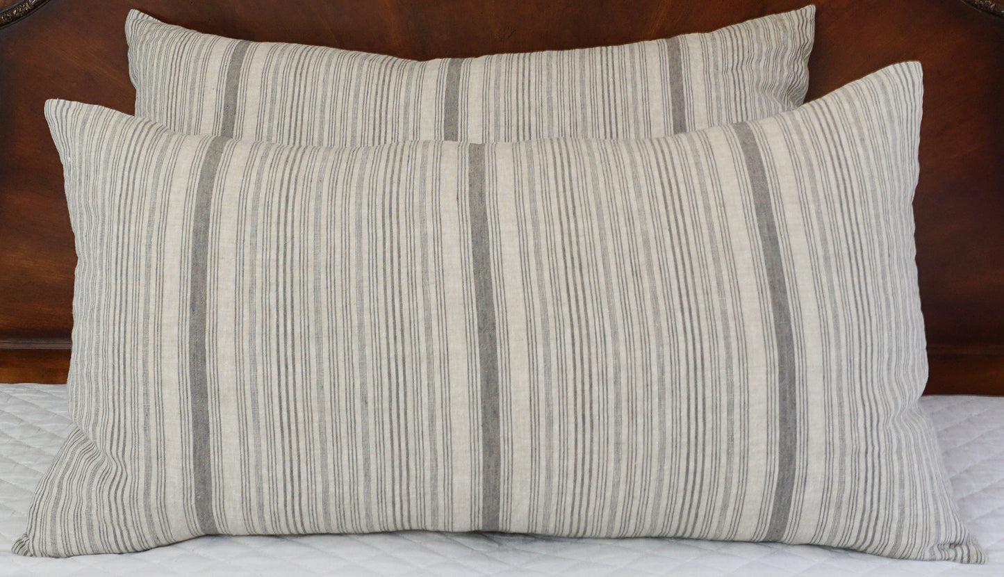 Home decor, Bedroom, Cushion, Throw pillow, Accent pillow, Decorative pillow, Sofa accessory, Comfort, Interior design, Living room, Cozy, Soft furnishings, Pillow cover, Pillowcase, Fluffy, Rest, Sleep, Relaxation, Patterned pillow, Solid color pillow,